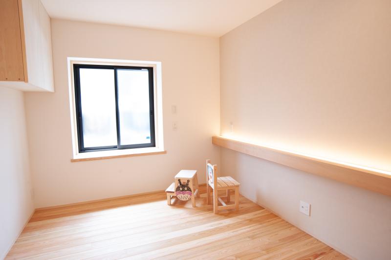 寝室、照明：調光式間接照明で心地よい空間に