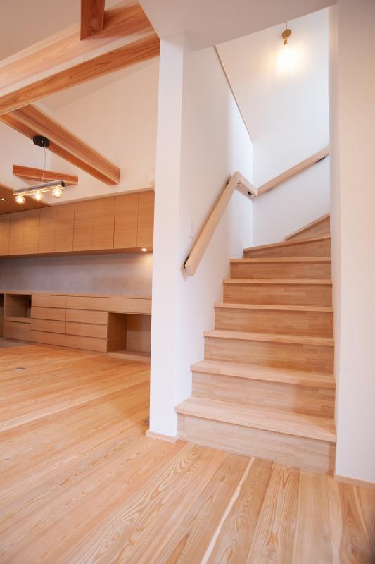 階段、収納：階段と建具屋さんの作った大容量背面収納